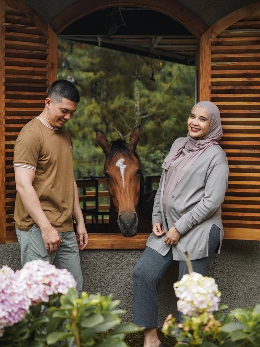 Pemotretan Maternity Zaskia Sungkar di Kandang Kuda (instagram.com/zaskiasungkar15)