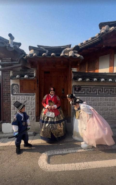 Desta dan Natasha Rizky Remake Foto Keluarga di Korea (instagram.com/desta80s)