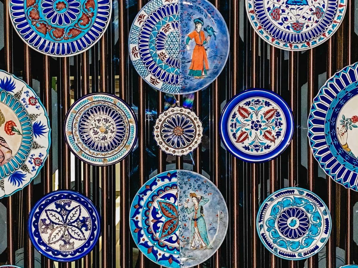 ilustrasi dekorasi piring hias dinding