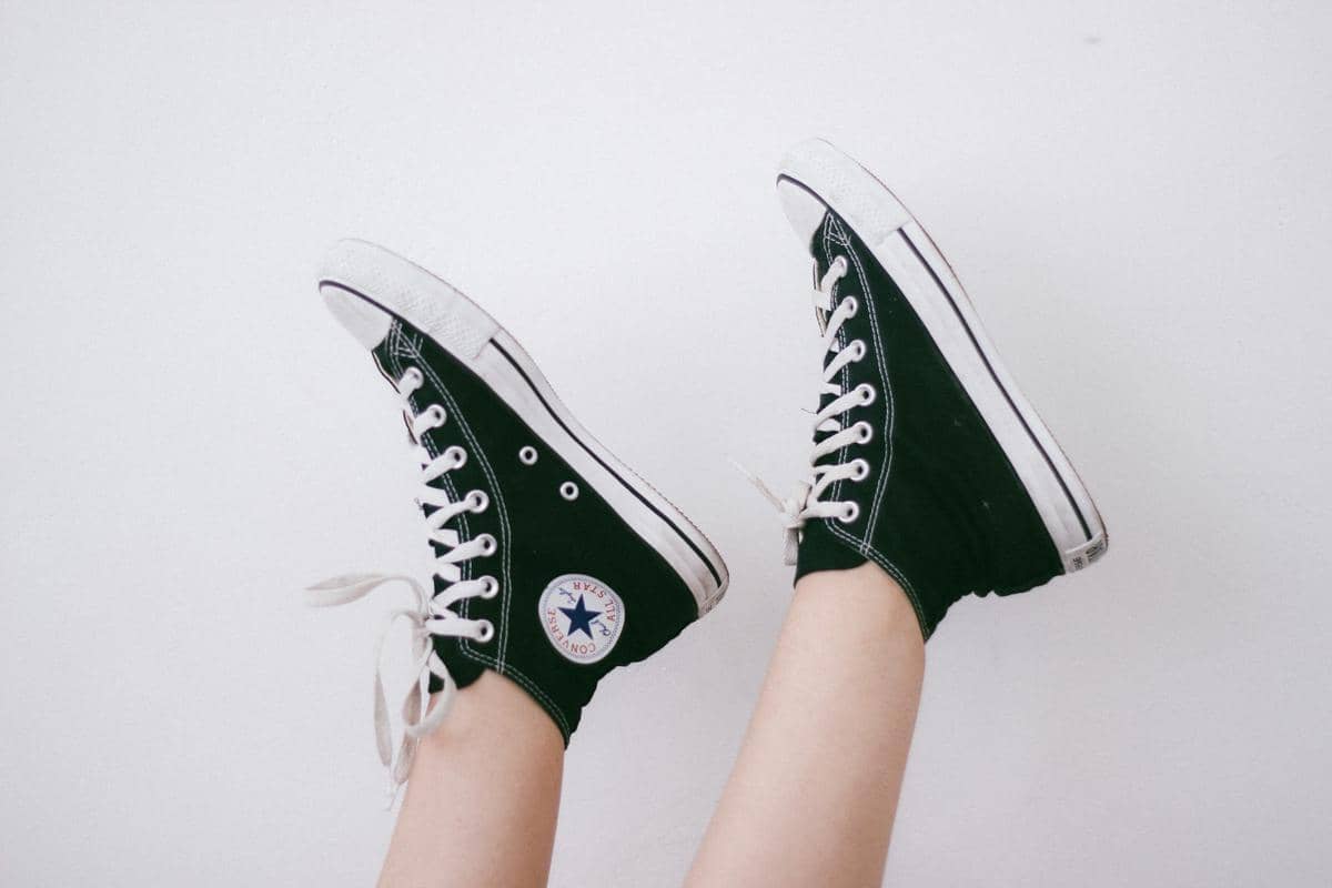 ilustrasi sepatu Converse yang mendapat potongan harga (unsplash.com/Camila Damásio)