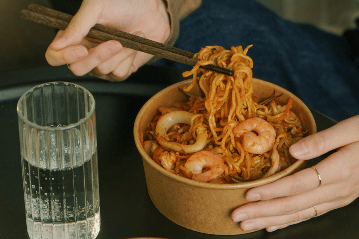 ilustrasi membuat mi goreng bumbu garlic gochujang