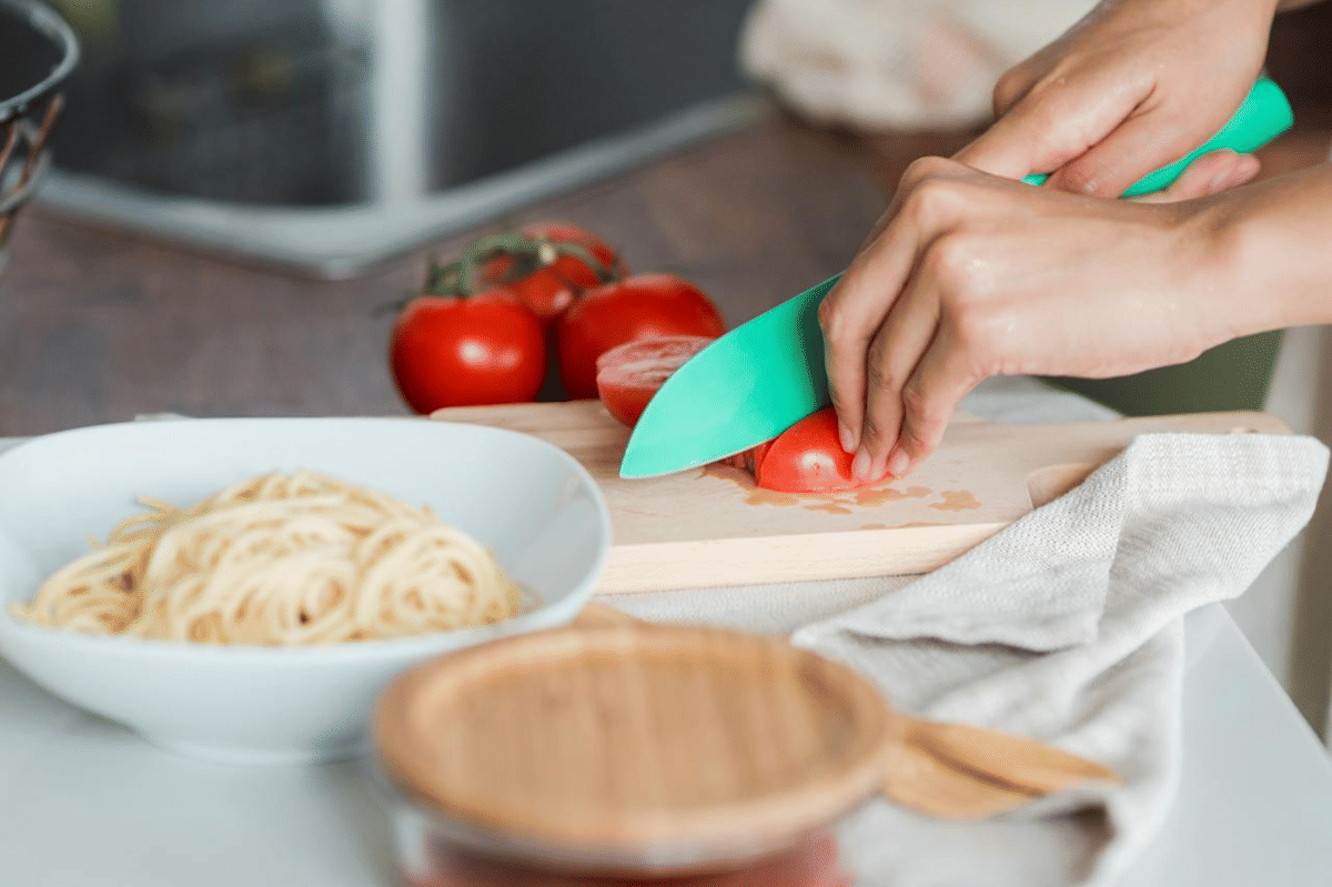 ilustrasi membuat mi goreng bumbu garlic gochujang