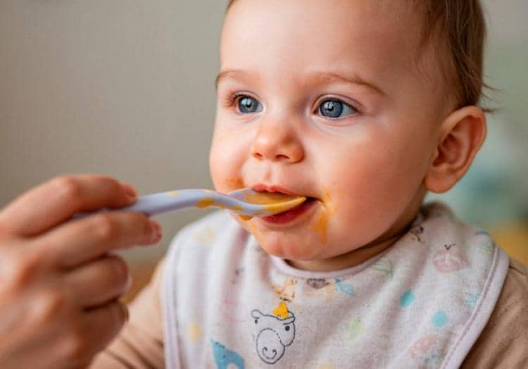 ilustrasi balita ketika pengenalan tekstur