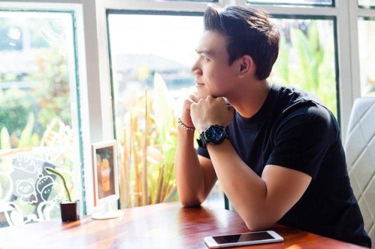 ilustrasi pria berpikir