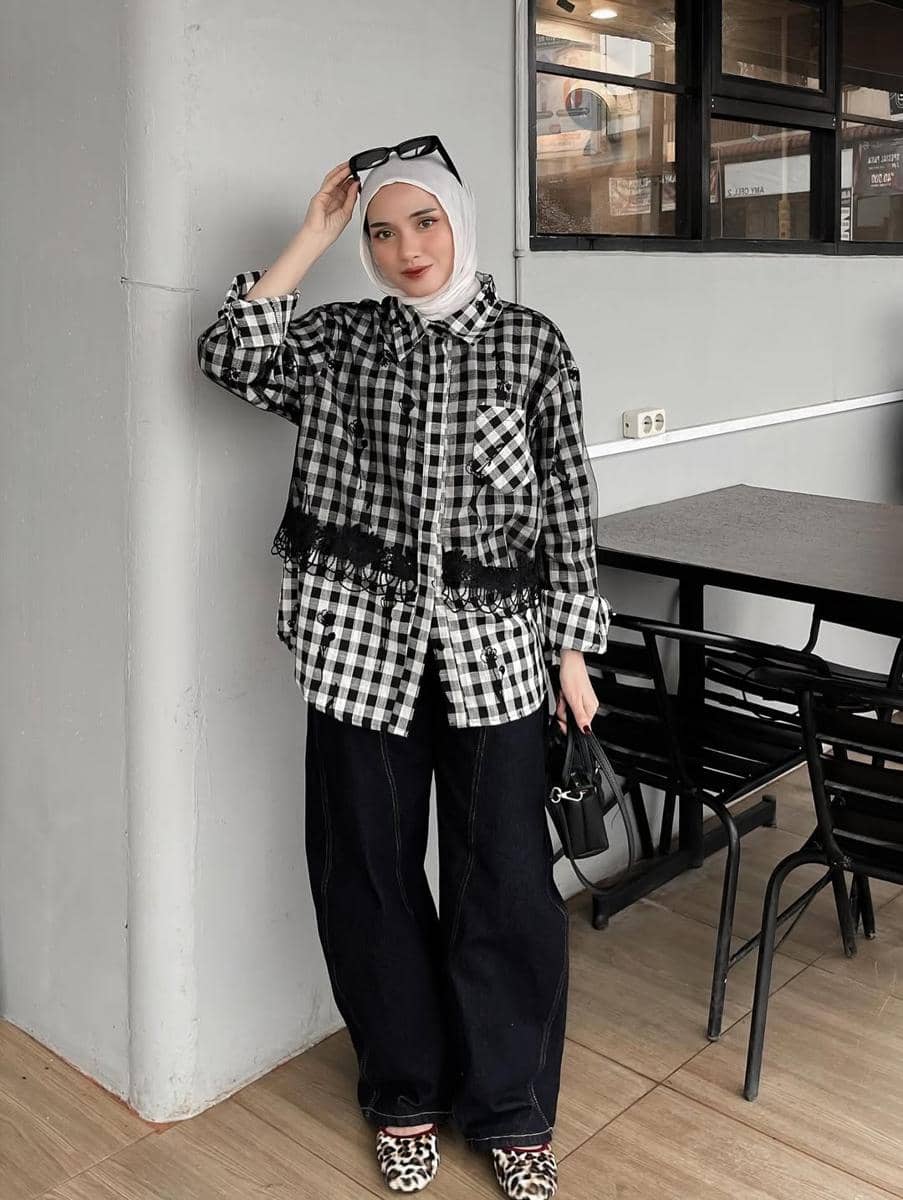 potret ide outfit oversize nuansa hitam ala Lisna Feri