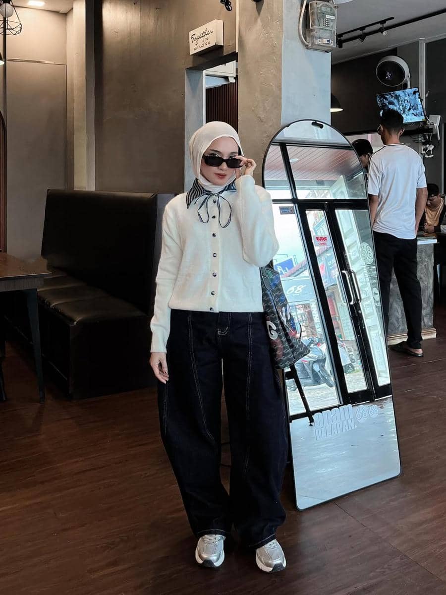 potret ide gaya modis nuansa hitam ala Lisna Feri