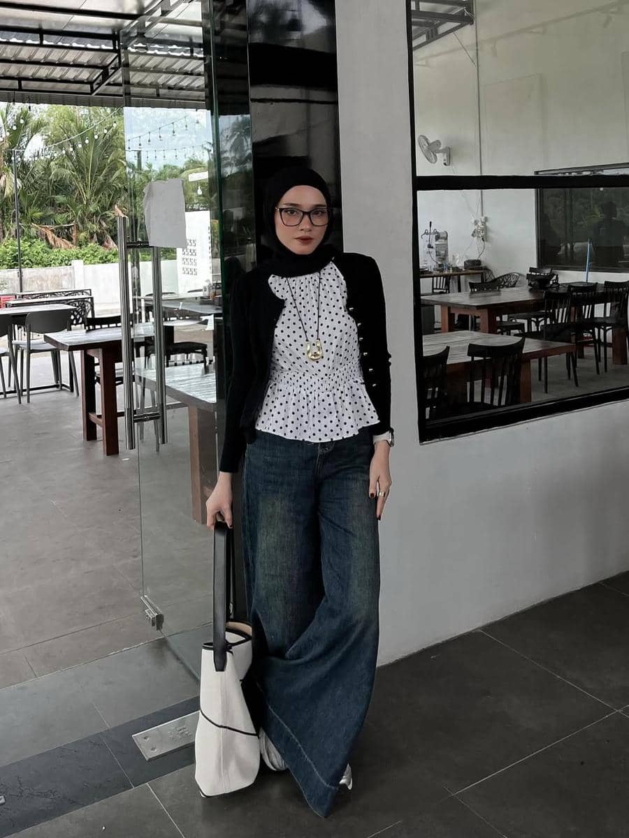 potret ide style nuansa hitam yang playful ala Lisna Feri