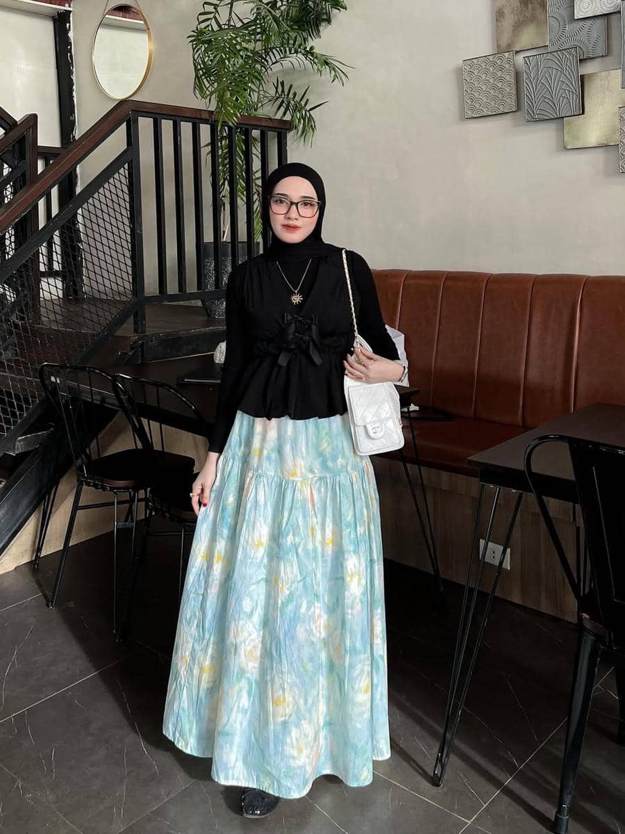 outfit feminin nuansa hitam ala Lisna Feri