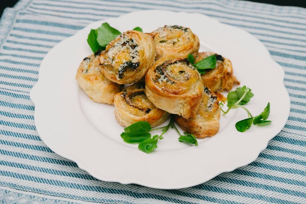 ilustrasi spinach pinwheels