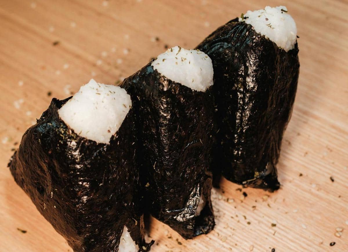 ilustrasi onigiri beef slice