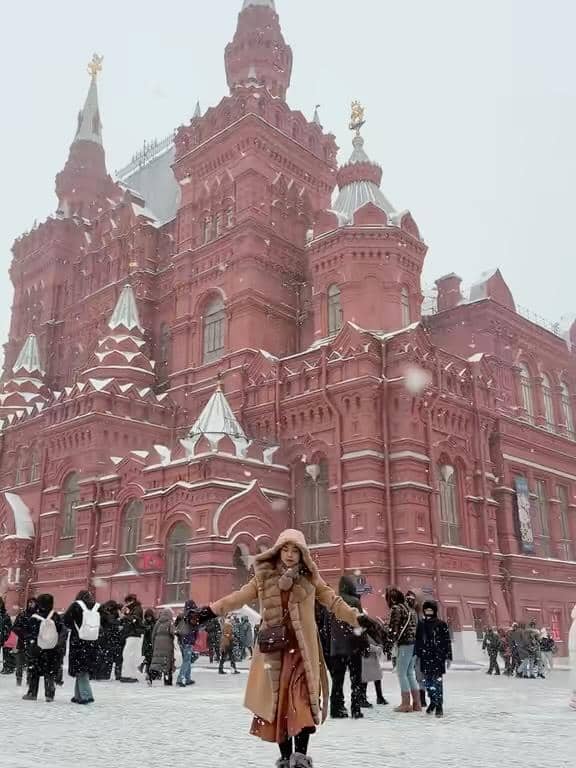 Ria Ricis menikmati salju di Moscow.