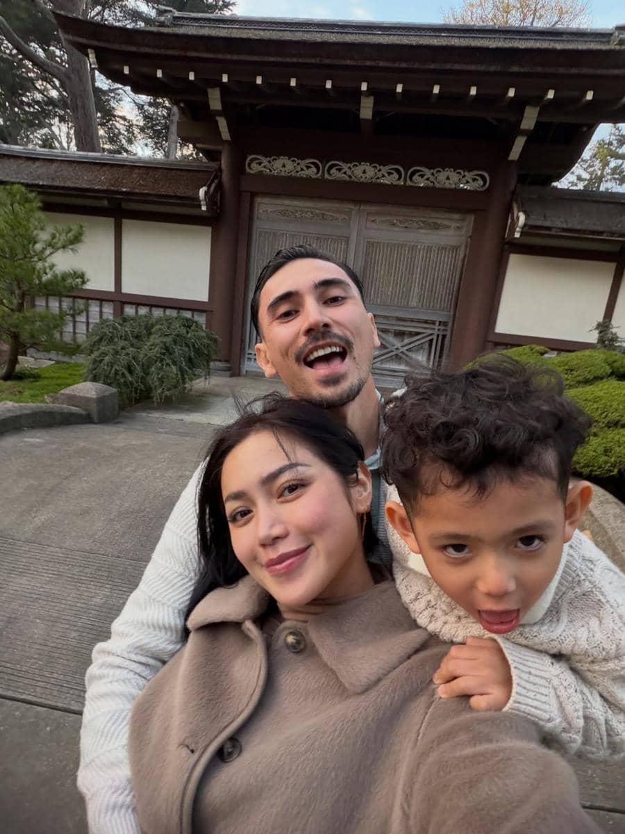 Keluarga Jessica Iskandar jalan-jalan di San Fransisco.