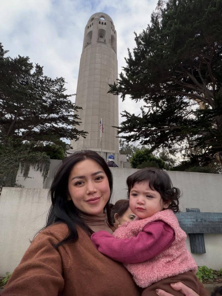 Keluarga Jessica Iskandar jalan-jalan di San Fransisco.