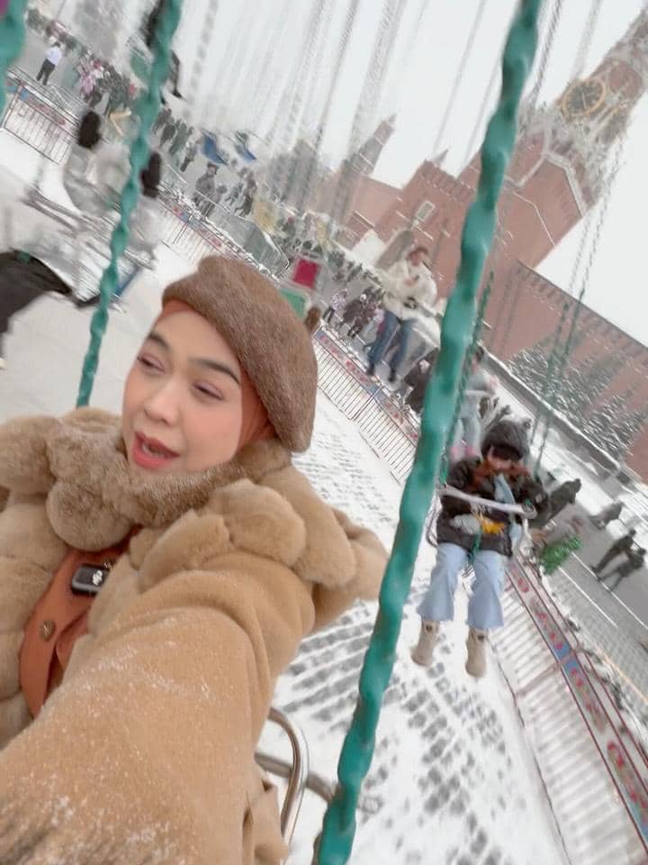 Ria Ricis menikmati salju di Moscow.