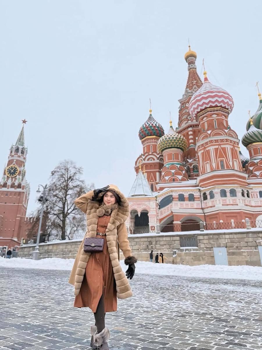 Ria Ricis menikmati salju di Moscow.