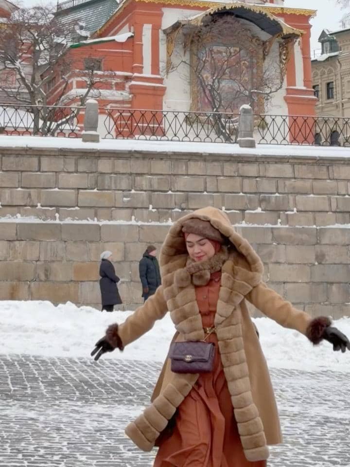 Ria Ricis menikmati salju di Moscow.