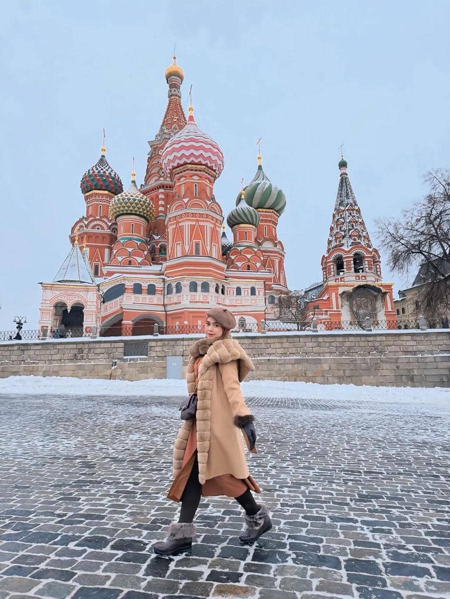 Ria Ricis menikmati salju di Moscow.