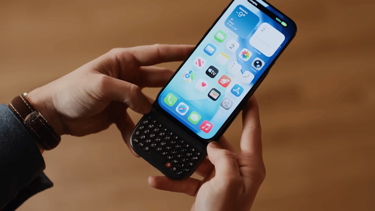 ilustrasi orang menggunakan Clicks Communicator