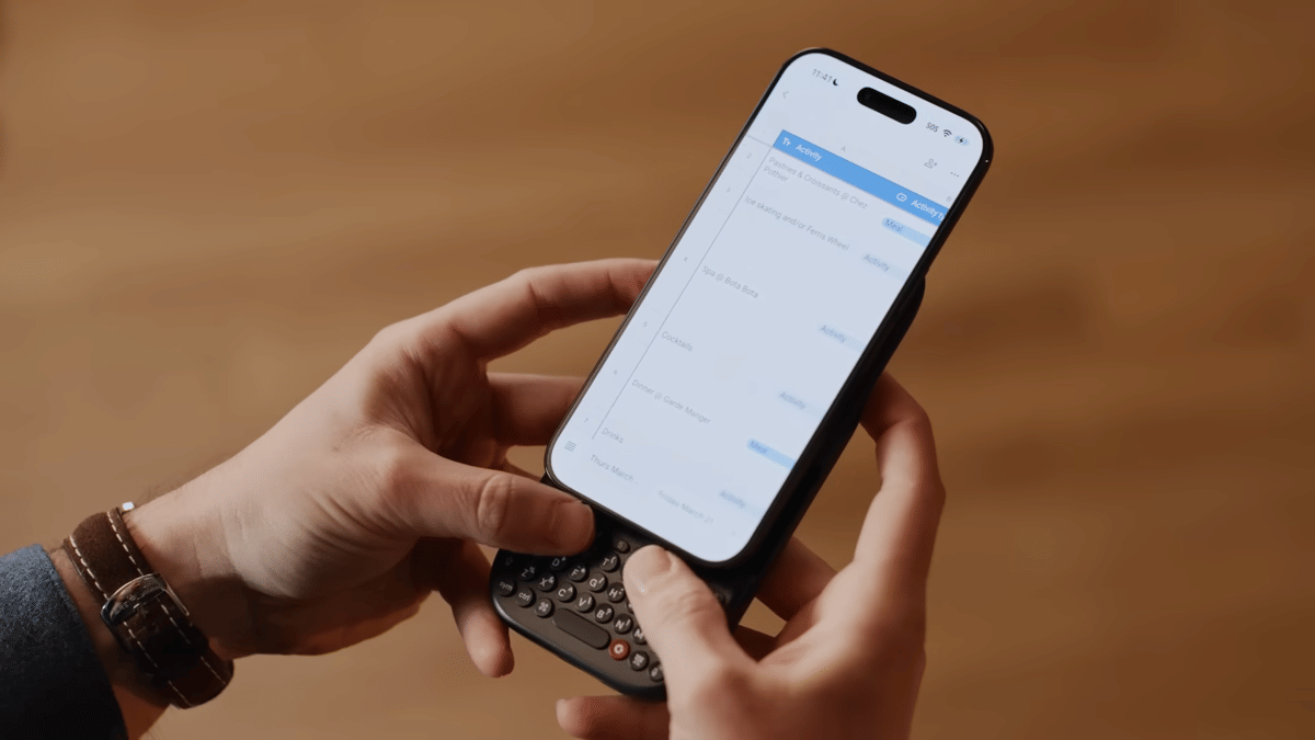 ilustrasi mengetik menggunakan keyboard fisik Clicks Communicator