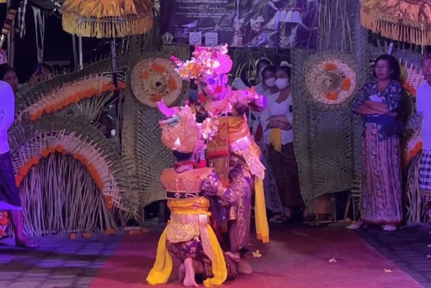 Pementasan Tari Legong Andir. 