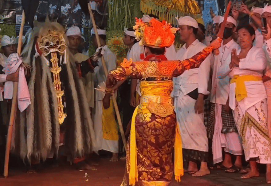 Pementasan Tari Legong Andir. 