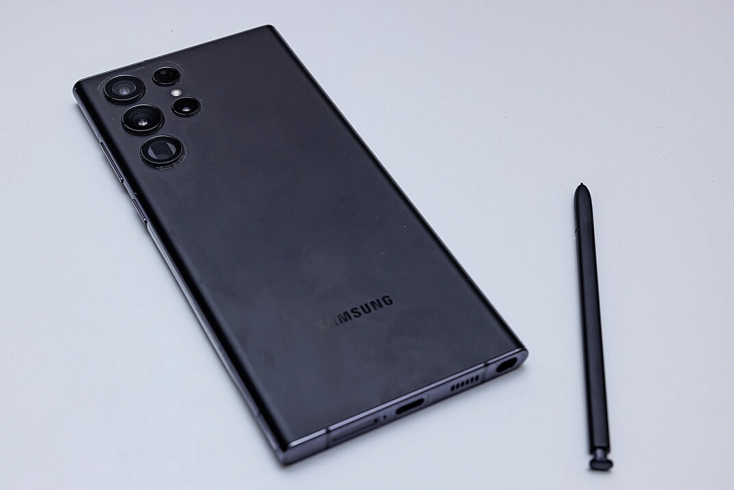 ilustrasi HP dan stylus