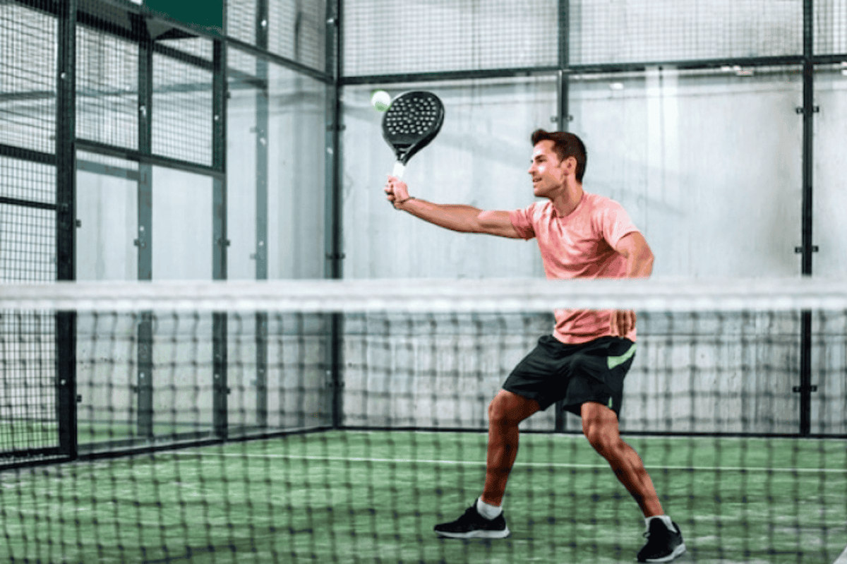 ilustrasi pria bermain padel