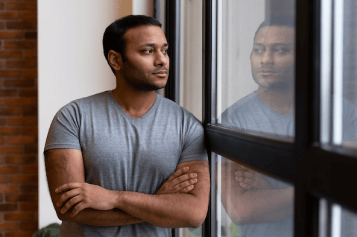 ilustrasi pria mengamati lingkungan sekitar