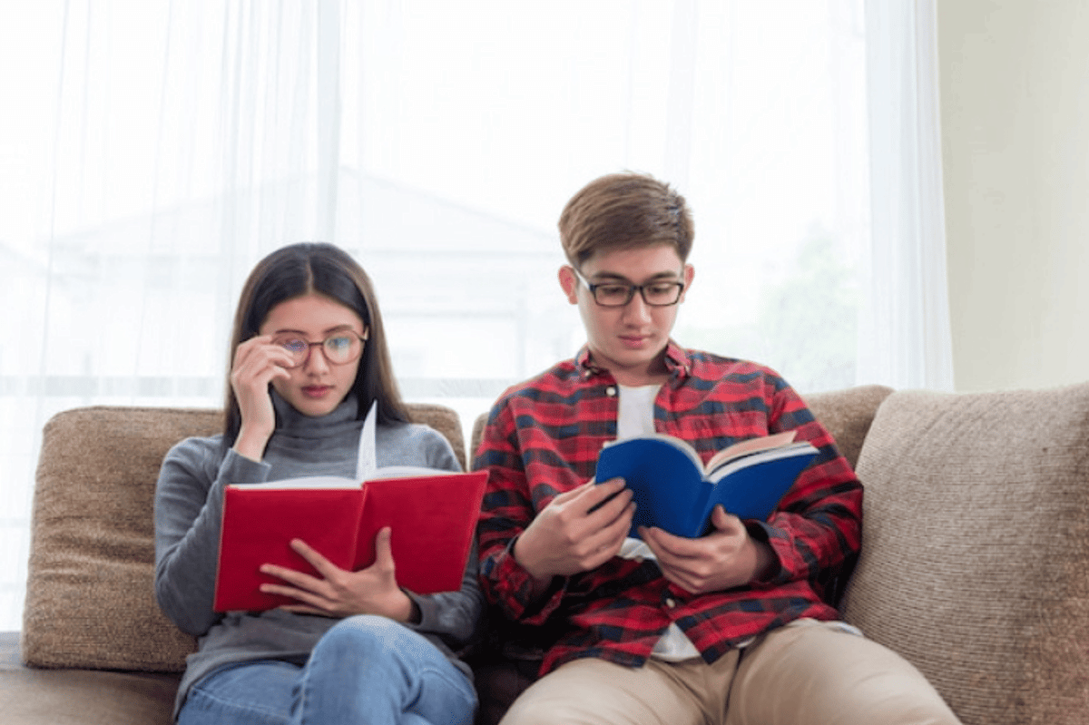 ilustrasi pasangan melakukan silent reading