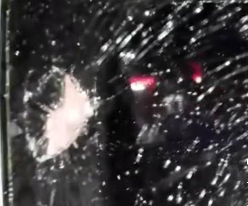 Kondisi kaca mobil pengendara yang dilempar batu saat melintas di tol Prabumulih. (Dok. IDN Times)