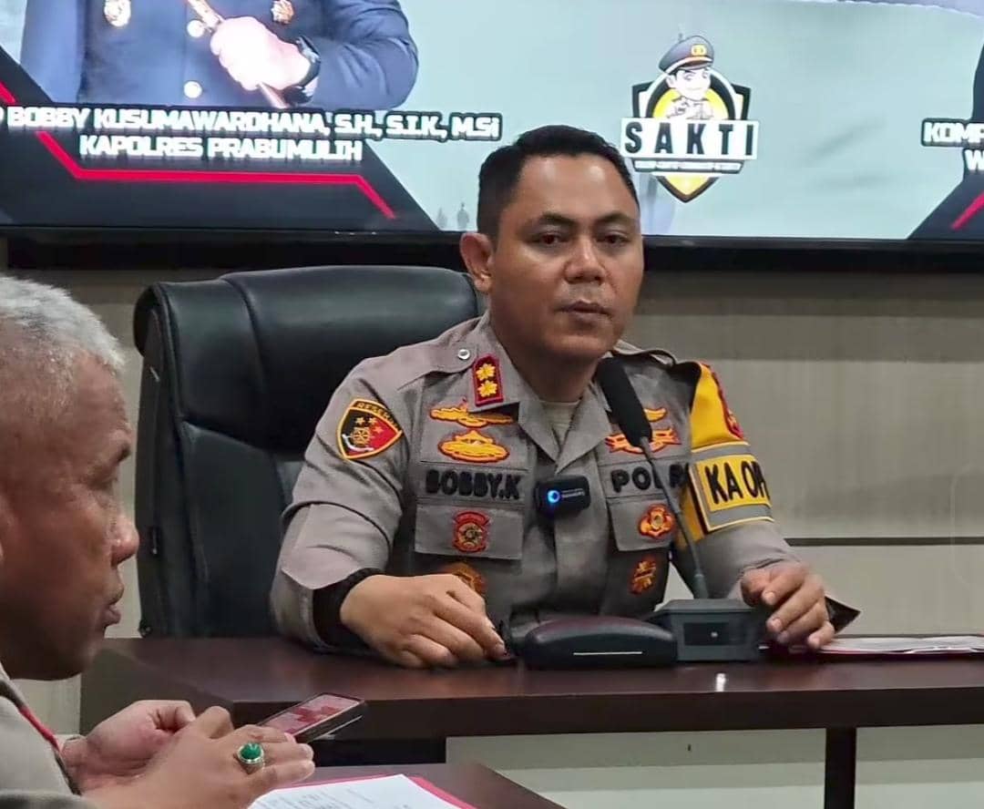 Kapolres Prabumulih AKBP Bobby Kusuma Wardhana saat ungkap kasus video asusila. (Dok. Polres Prabumulih)