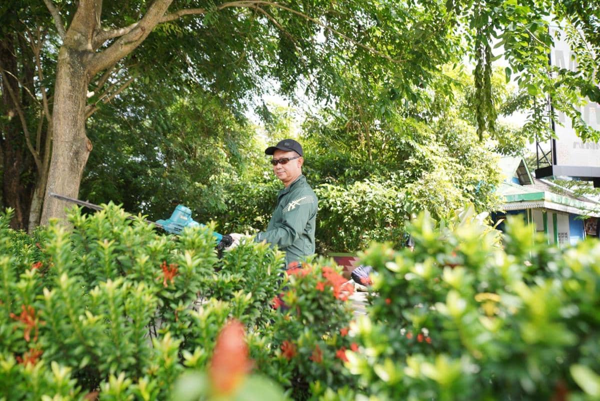 Wali Kota Pontianak membersihkan taman kota. 