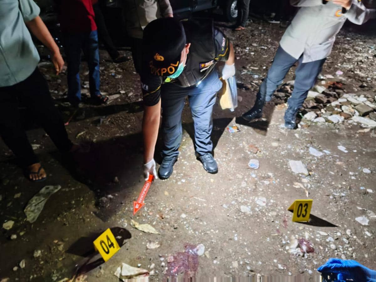 Polisi menggelar olah TKP di lokasi penganiayaan yang berujung tewasnya Tomo (31) di Jalan Opu Daeng Risadju (eks Cenderawasih), Kecamatan Mamajang, Makassar, Sulawesi Selatan, Jumat (2/1/2026). (dok. IDN Times)
