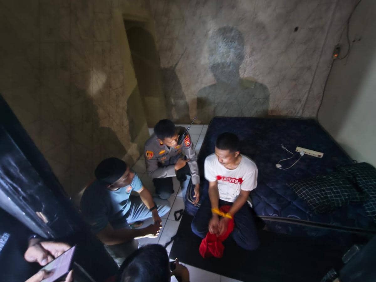 Pelaku pembunuhan kakak kandung di Jalan Opu Dg. Risadju, Kecamatan Mamajang, Makassar, Jumat (2/1/2026). (Dok. IDN Times)