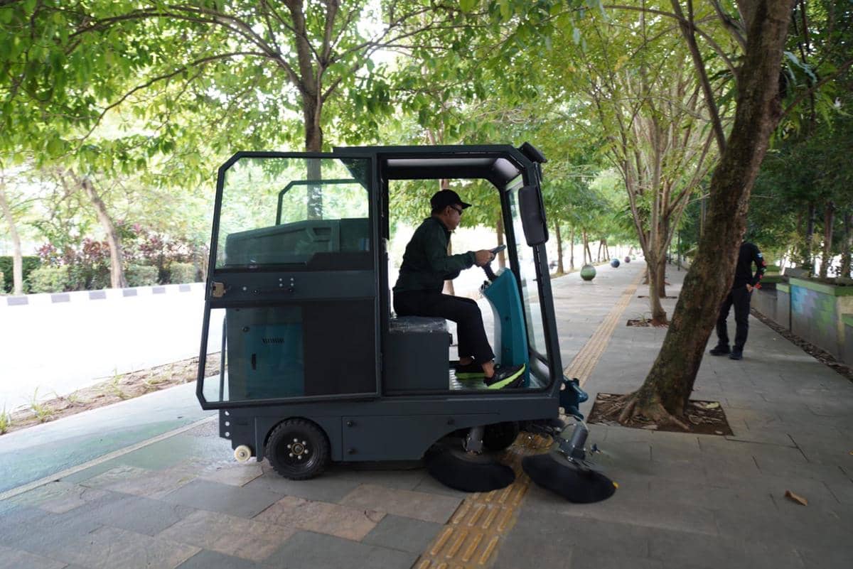 Wako Edi saat menggunakan mobil penyapu trotoar.