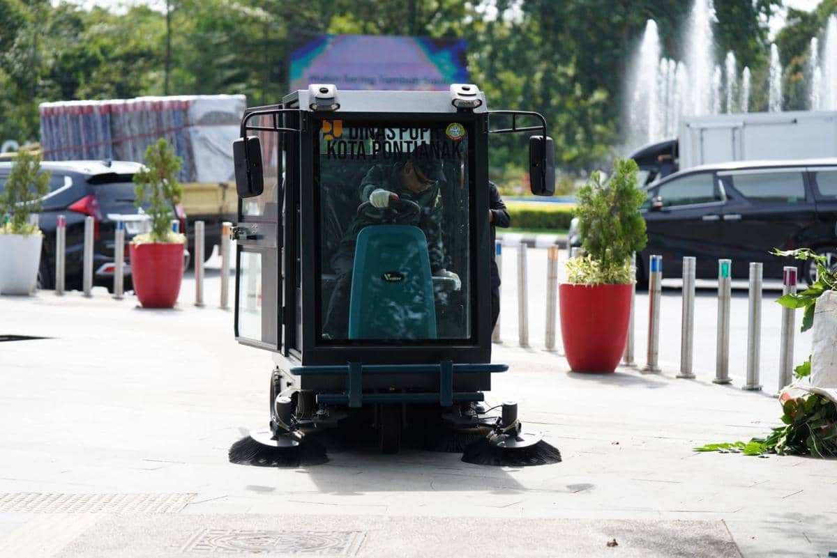 Edi menjajal armada penyapu trotoar lebih inovatif.