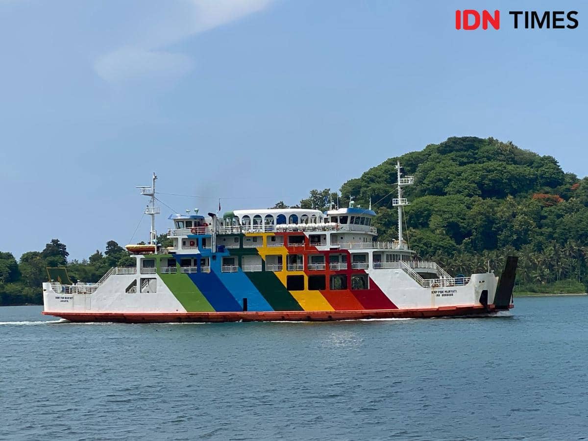 Kapal penyeberangan di Pelabuhan Lembar Lombok Barat.