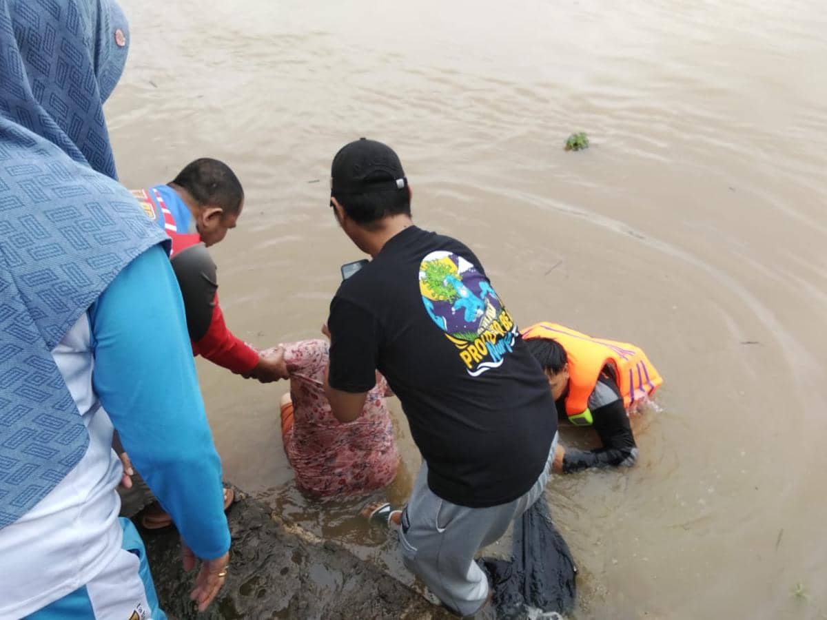 Tim BPBD Muba saat menyelematkan Lansia yang hanyut usai melompat ke Sungai Musi. (Dok. BPBD Muba)