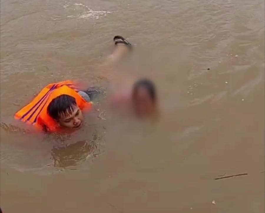 Tim BPBD Muba saat menyelematkan Lansia yang hanyut usai melompat ke Sungai Musi. (Dok. BPBD Muba)