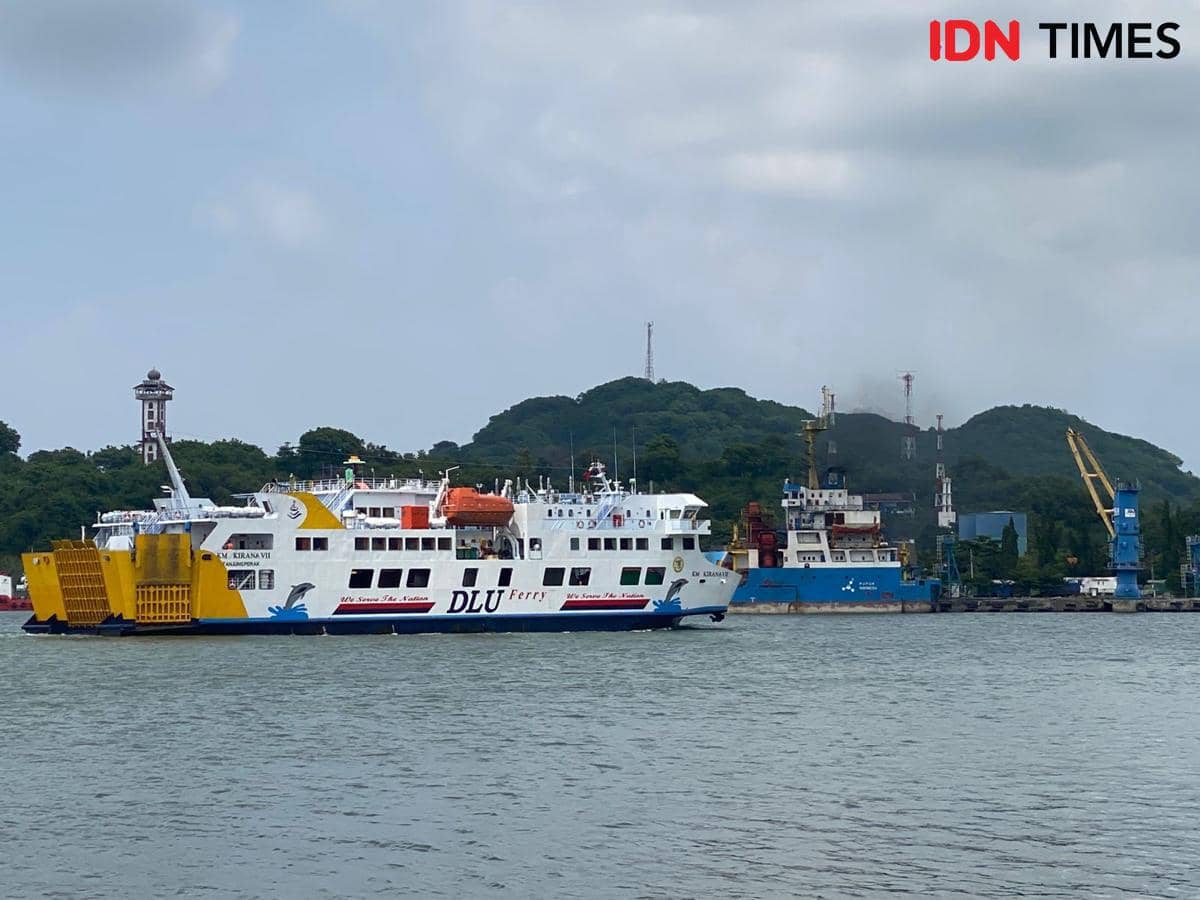 Kapal penyeberangan di Pelabuhan Lembar Lombok Barat.
