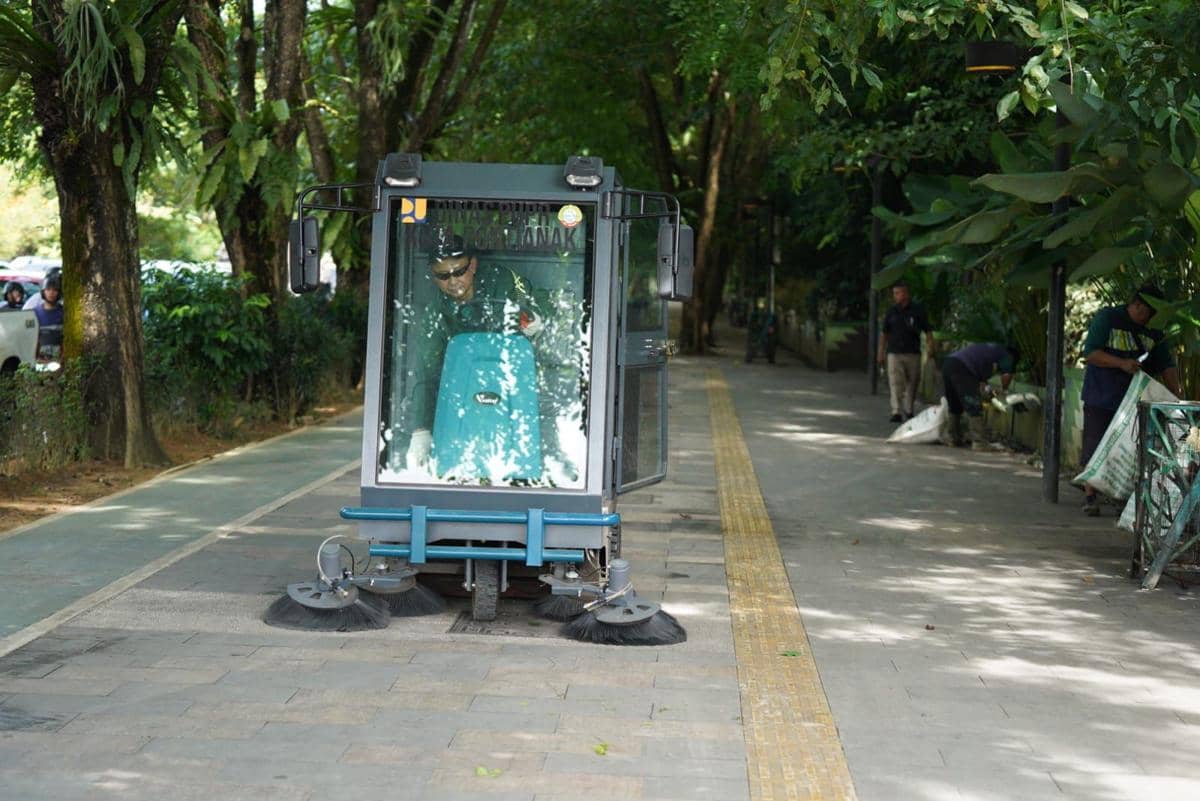 Mobil penyapu trotoar dan jalan. 