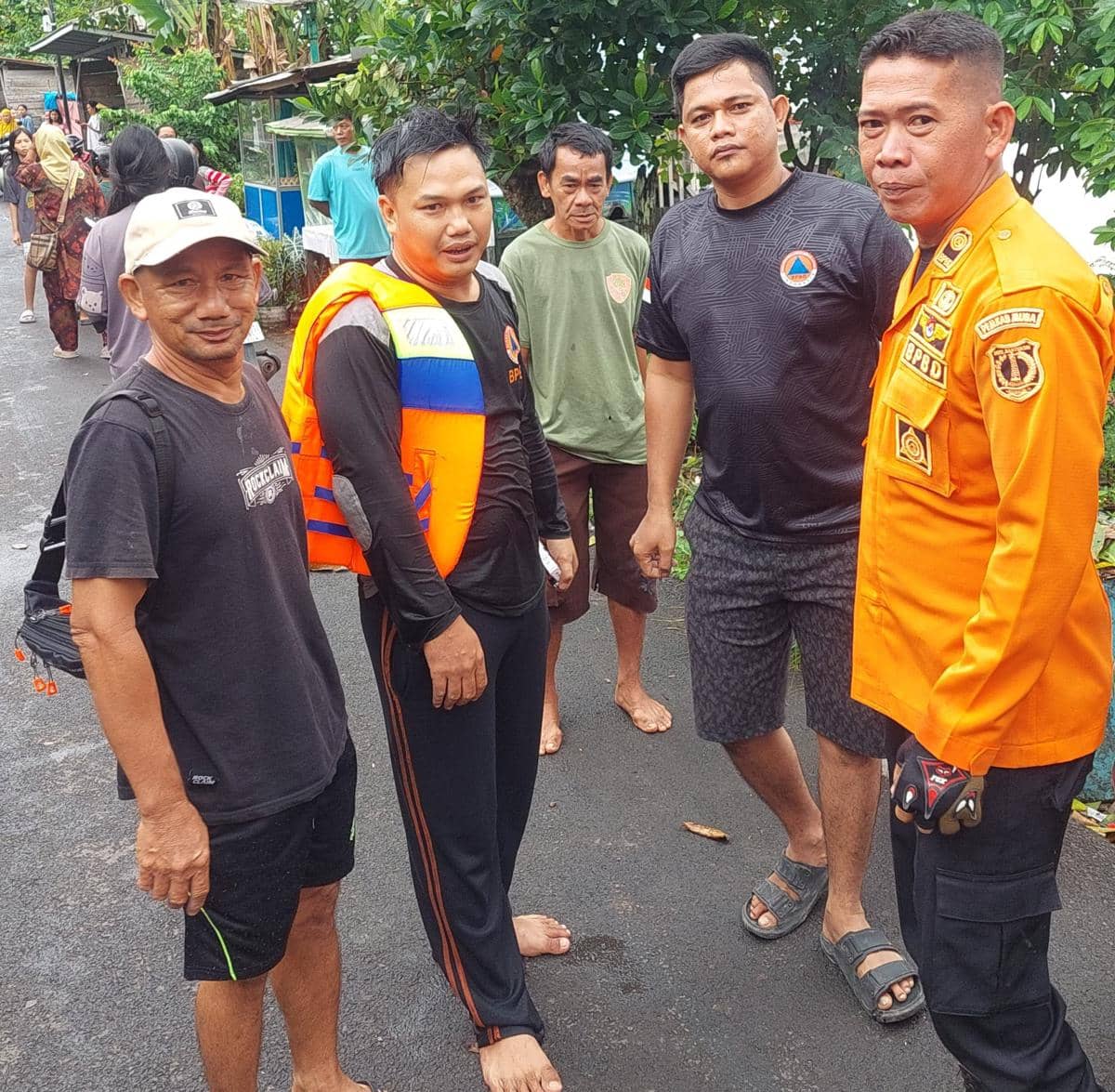Tim BPBD Muba saat menyelematkan Lansia yang hanyut usai melompat ke Sungai Musi. (Dok. BPBD Muba)