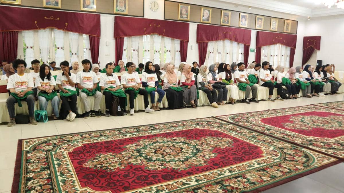 Sebanyak 400 mahasiswa Universitas Andalas (Unand) dikerahkan untuk bergabung ke dalam tim verifikasi dan validasi rumah warga yang rusak akibat bencana banjir bandang dan longsor di Sumatra Barat (Sumbar).