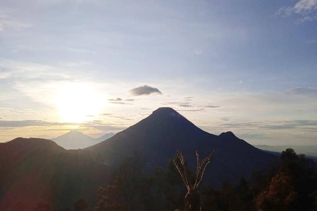 Pagi hari di Sikunir yang ada di kawasan Dieng