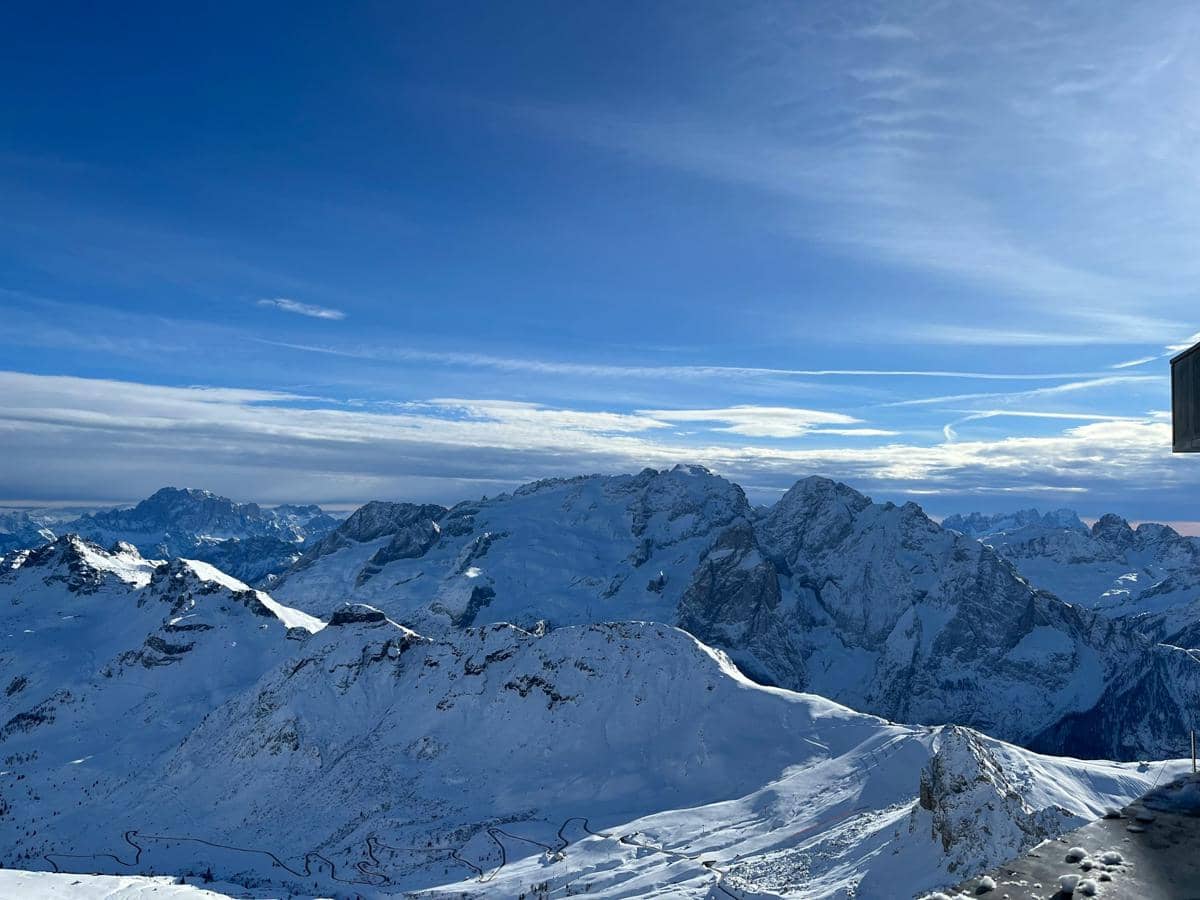 ilustrasi Dolomites saat musim dingin