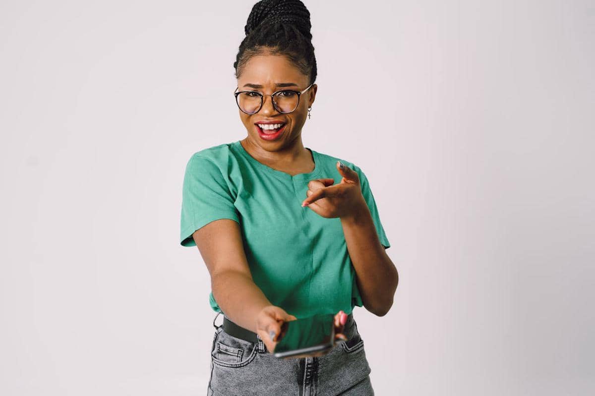 ilustrasi menggunakan frasa jangan terlalu diiniin, apa sih namanya? Adalah pokoknya di media sosial