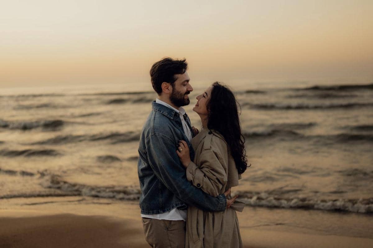 Ilustrasi pasangan sedang menikmati sunset