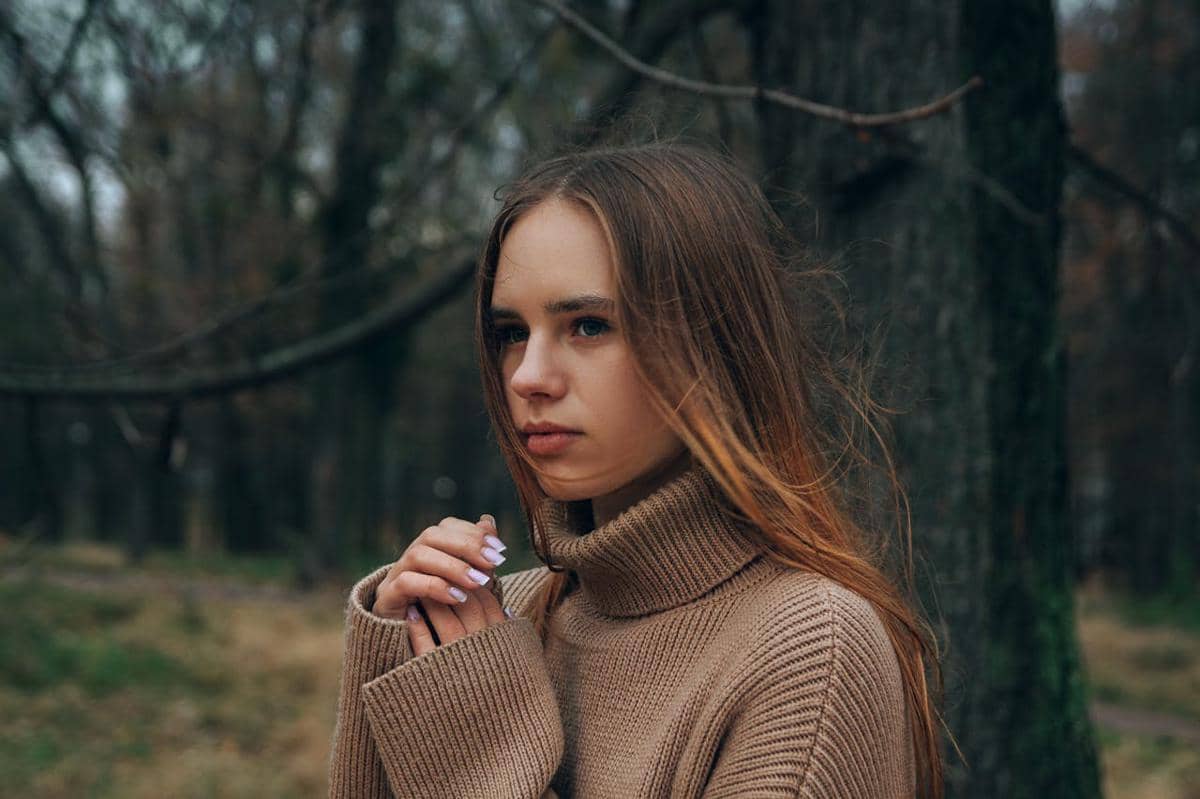 Ilustrasi wanita sedang berdiri