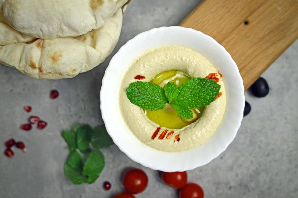 ilustrasi saus hummus