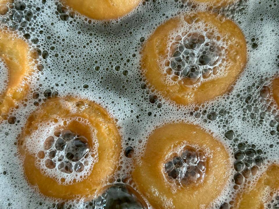 ilustrasi menggoreng donat